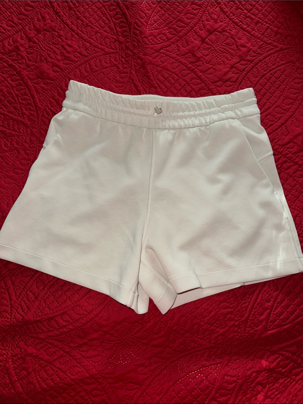Lululemon soft stream shorts size 6